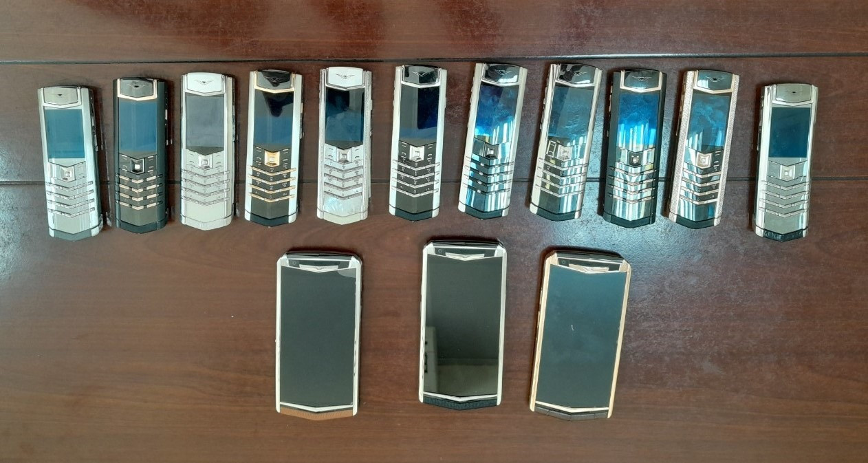 Đấu giá 14 điện thoại Vertu, 11 đồng hồ hàng hiệu bị thu giữ