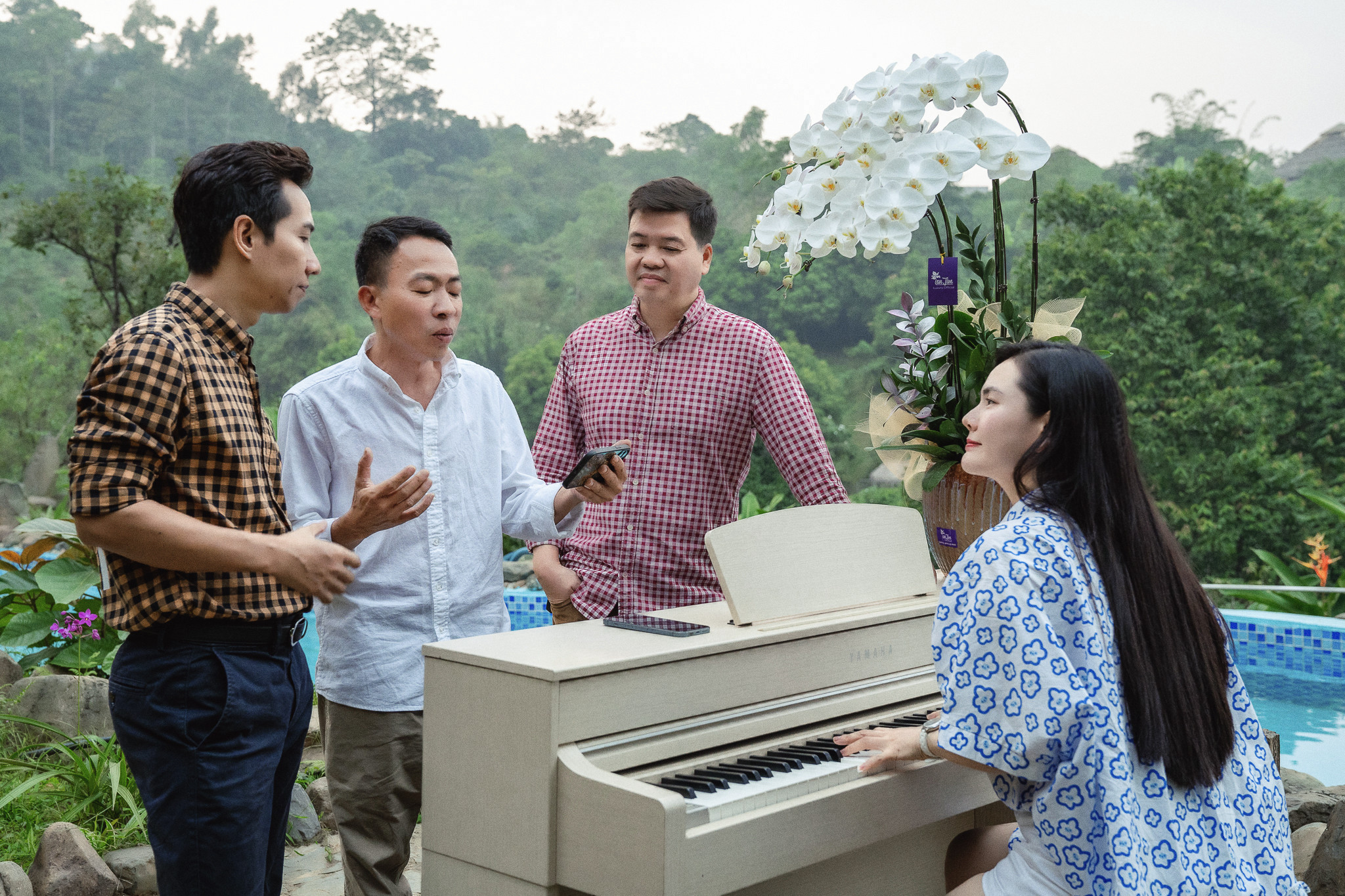 3 nam ca sĩ vây quanh Lương Nguyệt Anh hát ở trang trại 10.000 m2 của Việt Hoàn