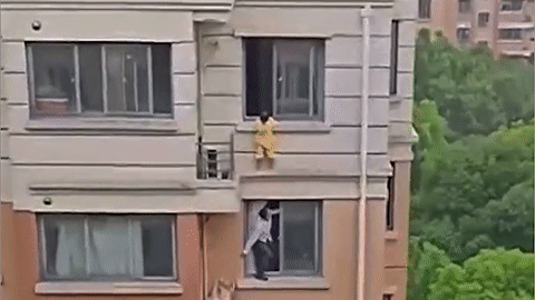 Thót tim cảnh giải cứu bé gái 4 tuổi đứng chênh vênh trên cửa sổ tầng 5