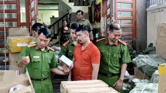 Tạm giữ hàng nghìn đồ chơi tình dục không rõ nguồn gốc