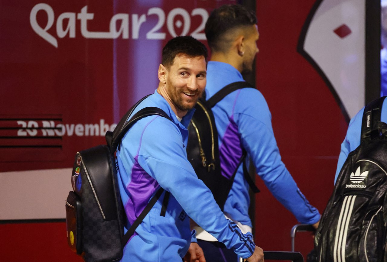 Messi tươi cười khi bước xuống sân bay