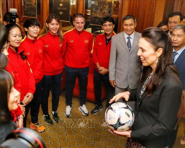 New Zealand PM meets Vietnamese women's team in Hanoi hinh anh 1