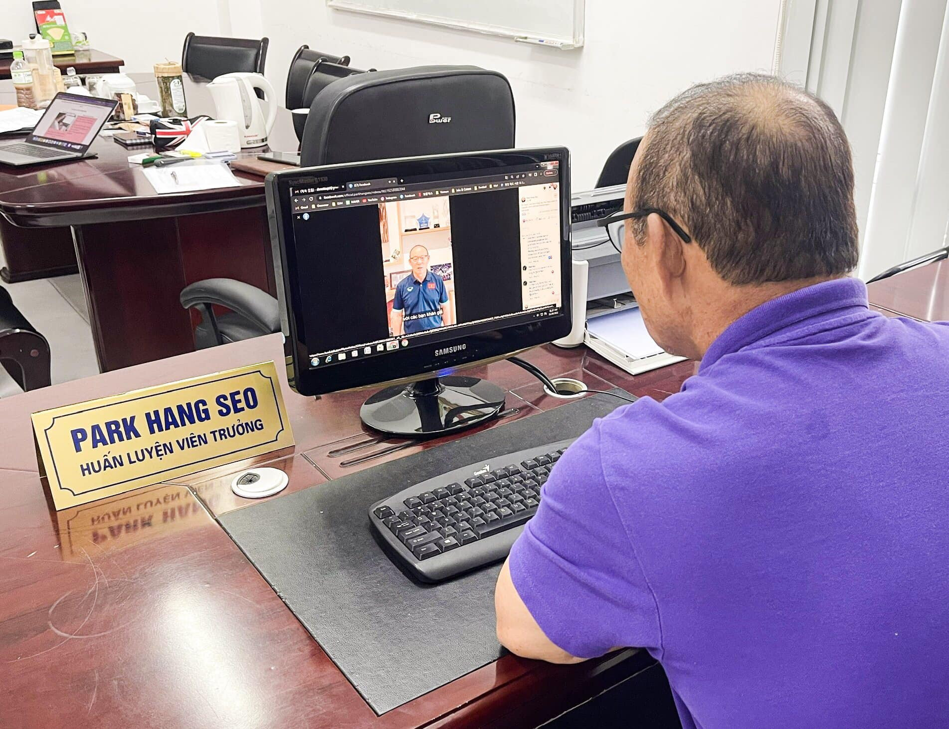 Thầy Park thích thú đọc 'còm' trên Facebook