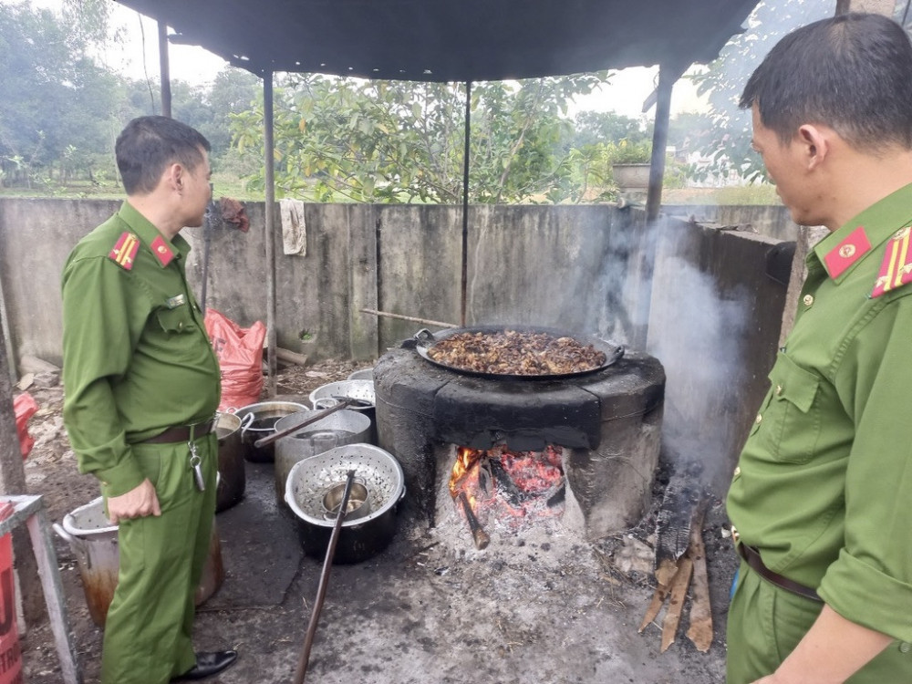 Lực lượng chức năng tiến hành kiểm tra cơ sở kinh doanh chế biến mỡ động vật trên địa bàn huyện Can Lộc