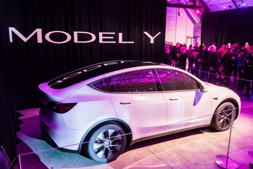 Tesla đính chính về hệ thống lái tự động trong dòng xe điện