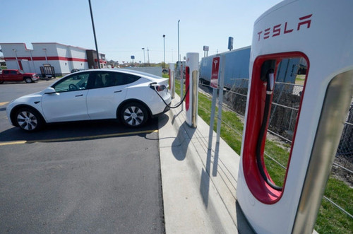 Tesla đính chính về hệ thống lái tự động trong dòng xe điện