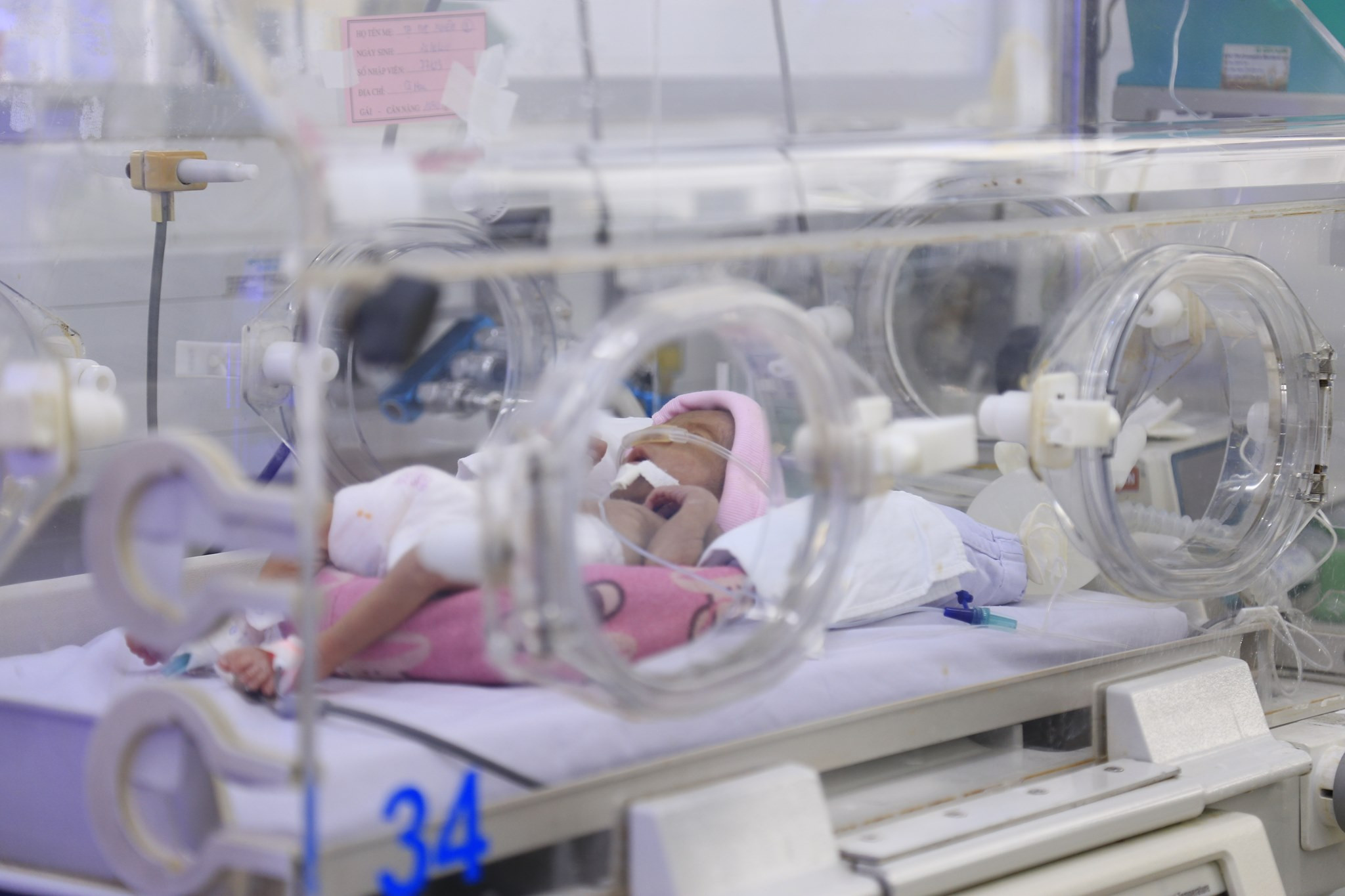 Mất con sau 4 ngày sinh, người mẹ trẻ gồng mình giữ bé còn lại