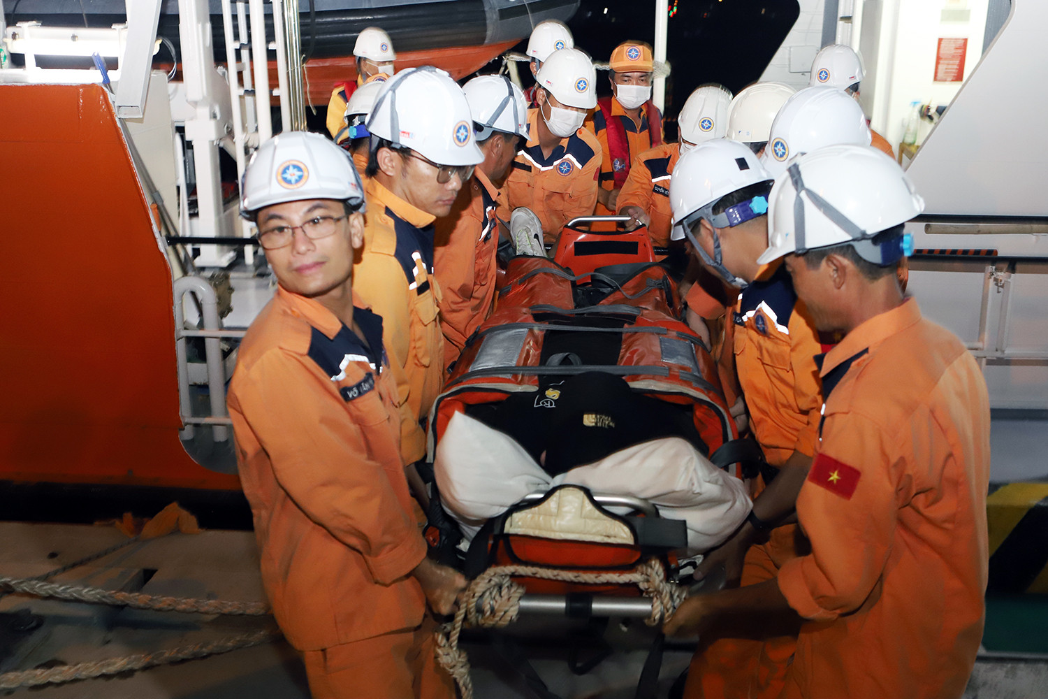 Cứu 2 thuyền viên người nước ngoài bị nạn trên biển