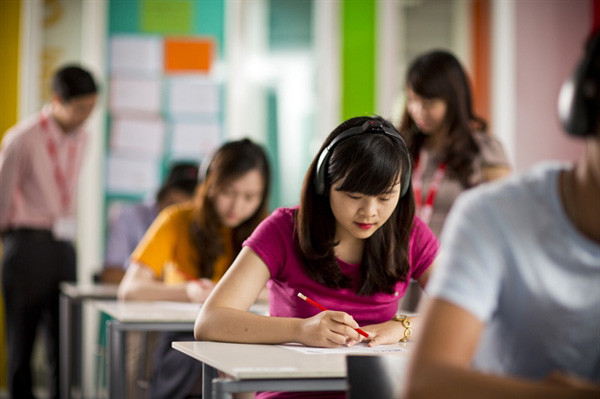 Vietnamese students head to Southeast Asian countries to take IELTS exam