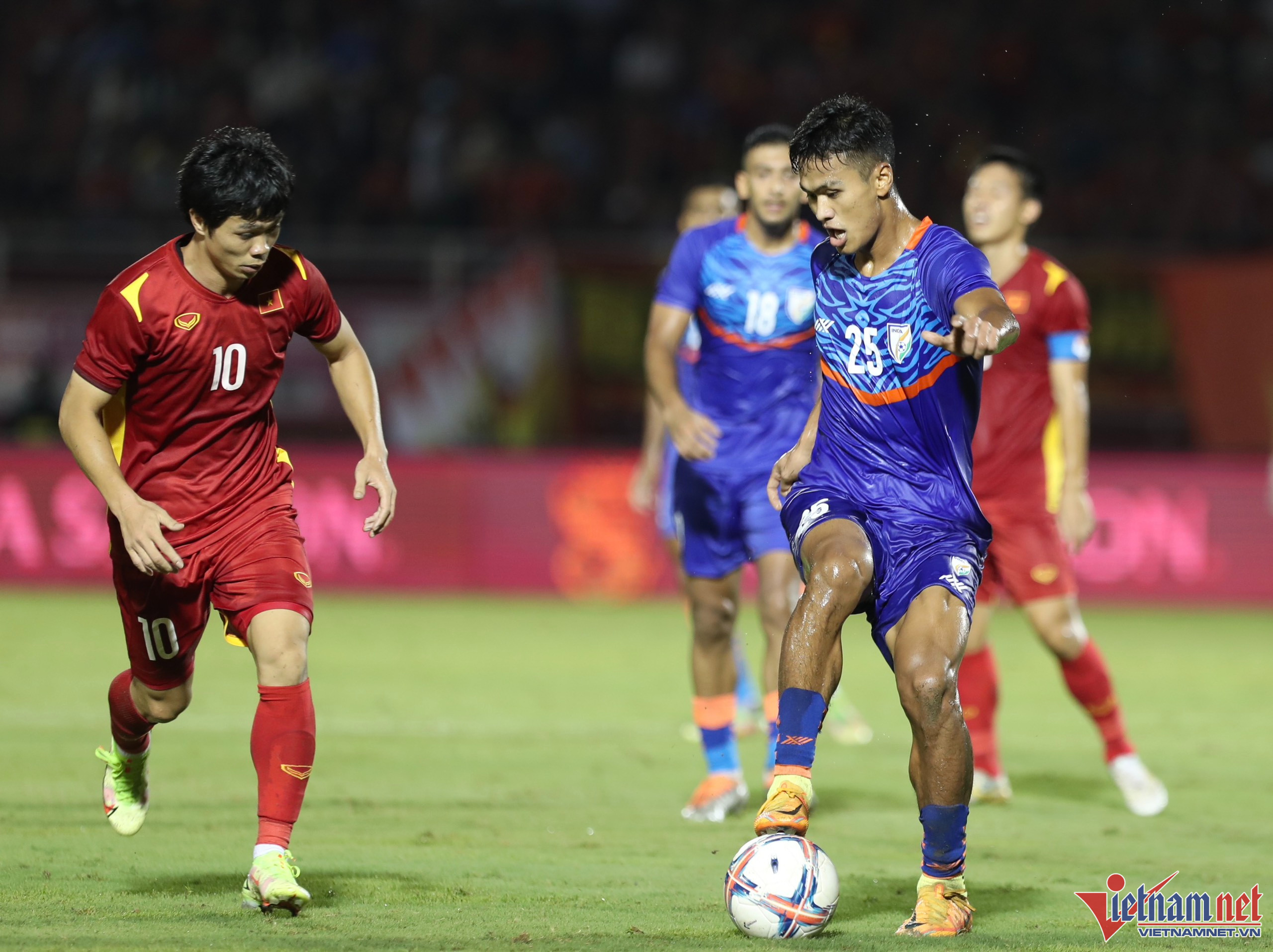 HLV Park Hang Seo 'ngó lơ' Công Phượng: Không chỉ là chấn thương