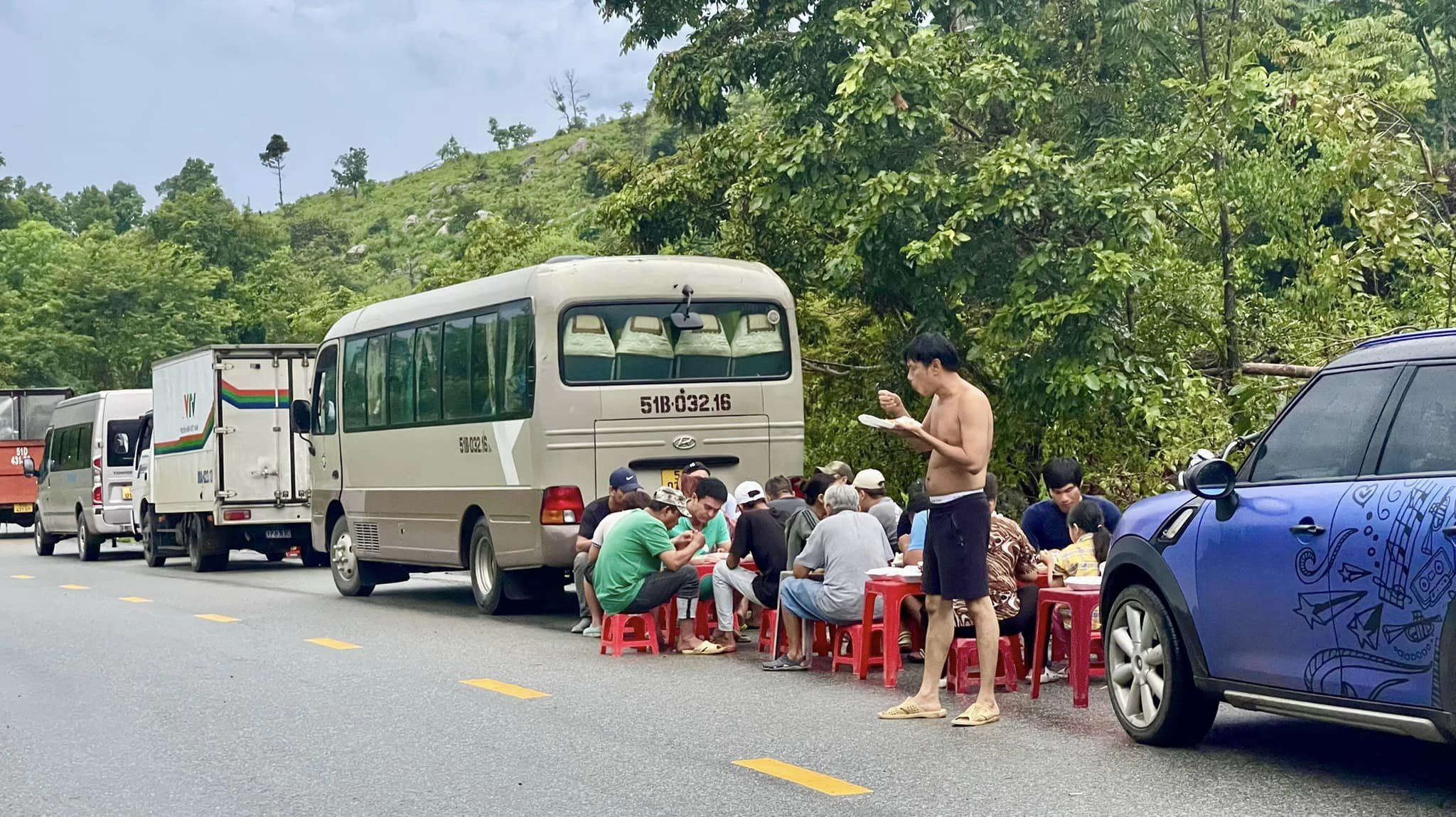 Thái Hòa cởi trần ăn cơm hộp, Ngọc Lan khóc hết nước mắt ở hậu trường 'Mẹ rơm'