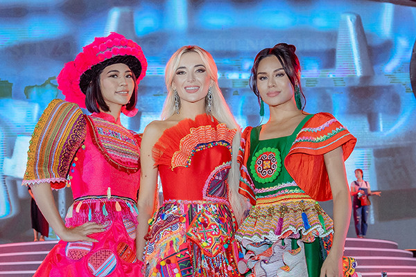 Dàn hoa hậu du lịch thế giới ấn tượng với trang phục thổ cẩm