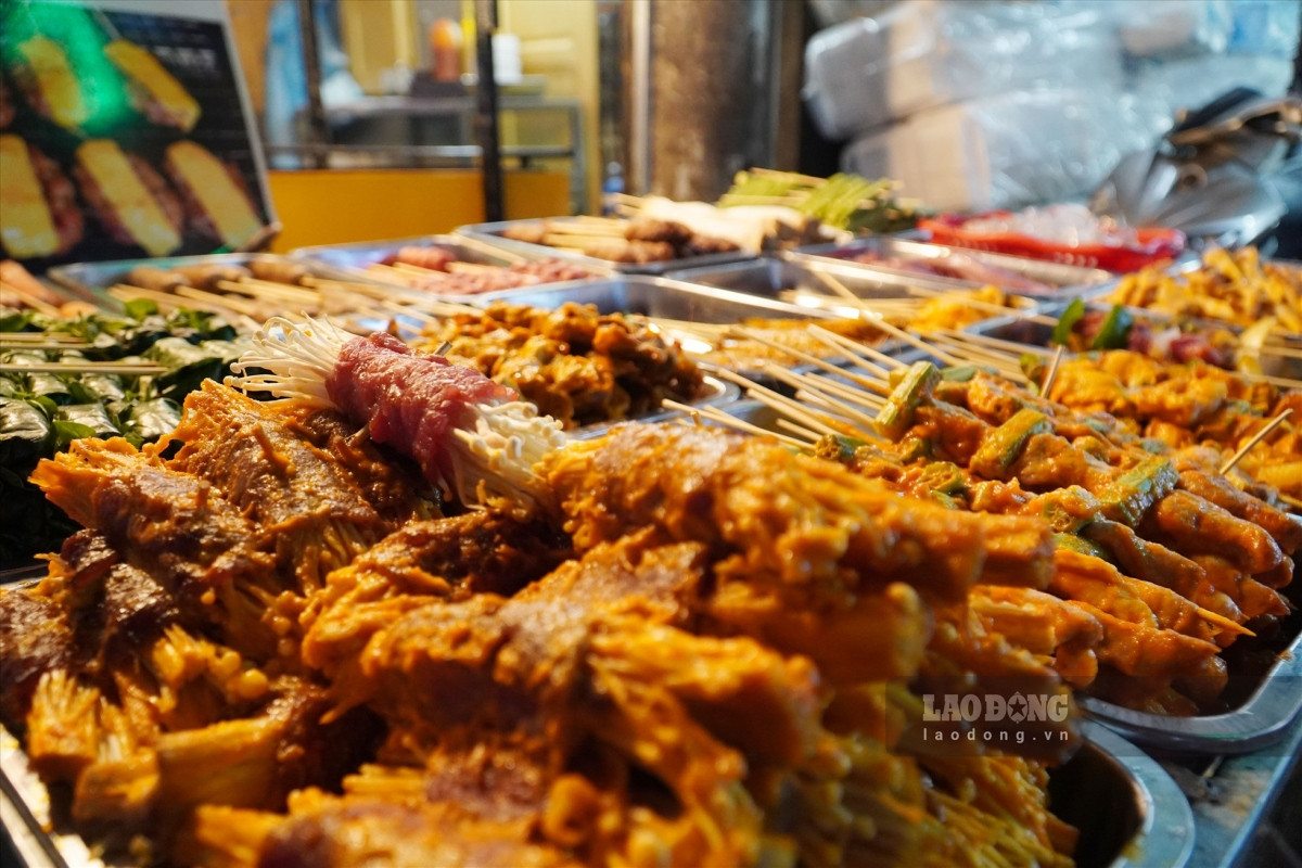 bustling food street in ho chi minh city attracts tourists at night picture 3