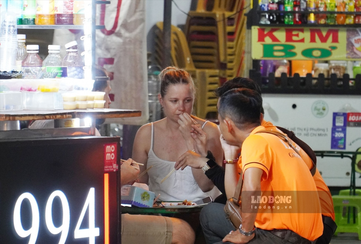 bustling food street in ho chi minh city attracts tourists at night picture 4