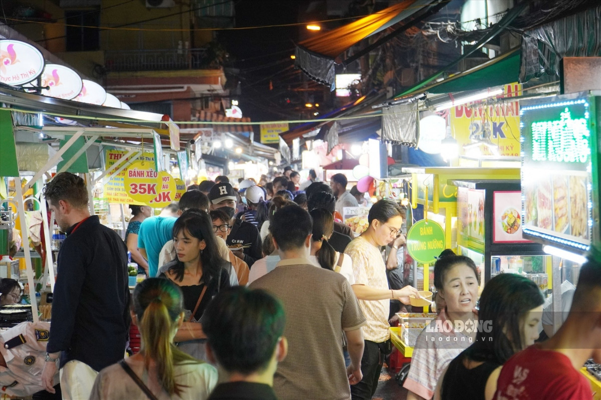 bustling food street in ho chi minh city attracts tourists at night picture 9