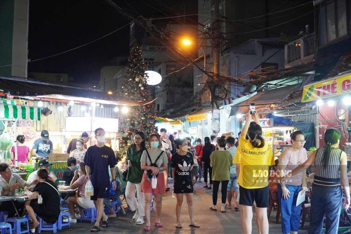 bustling food street in ho chi minh city attracts tourists at night picture 1