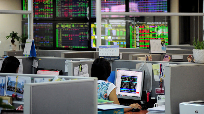 Cổ phiếu tỷ phú Phạm Nhật Vượng biến động liên tục, Eximbank, HAGL bứt phá