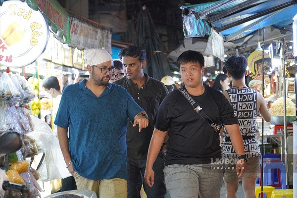 Bustling food street in Ho Chi Minh City attracts tourists at night