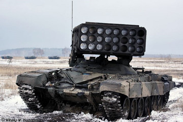 Hình ảnh ‘lửa mặt trời’ nã đạn cấp tập vào công sự ở Đông Ukraine