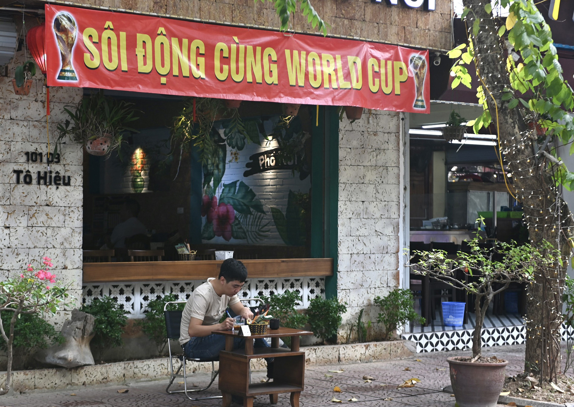 Các quán nhậu, cà phê ở Hà Nội sẵn sàng đón khách xem World Cup