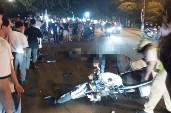 Mô tô CSGT cùng hai xe máy ngã giữa đường sau tiếng động mạnh