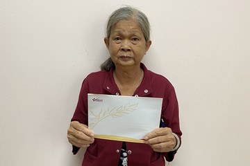 Trao hơn 33 triệu đồng do bạn đọc ủng hộ cho mẹ con bà Nguyễn Thị Bé