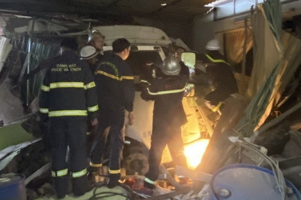 Xe bơm bê tông lao vào nhà dân ở Hà Nội