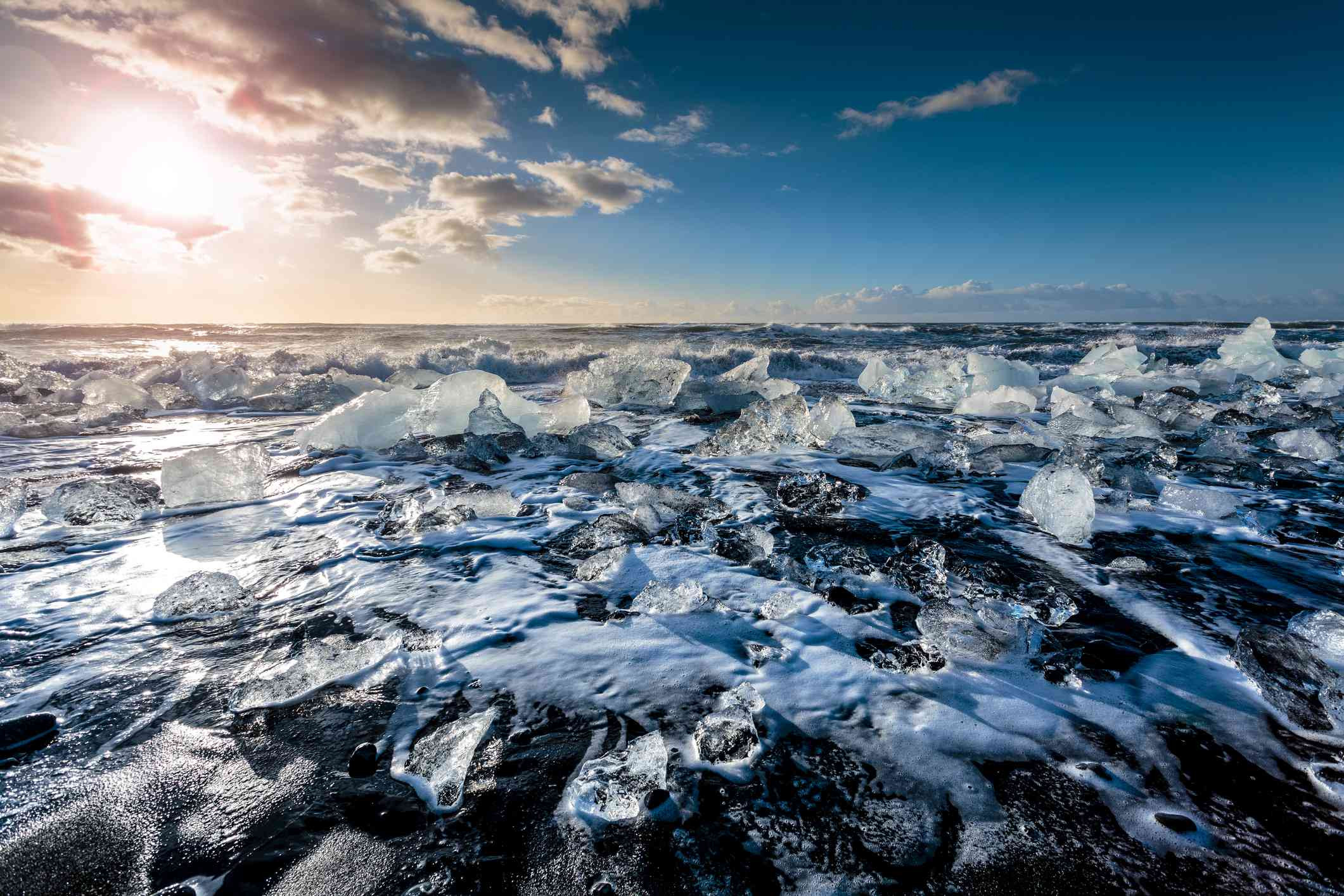 Khám phá bãi biển 'kim cương' như hiện ra từ phim viễn tưởng ở Iceland