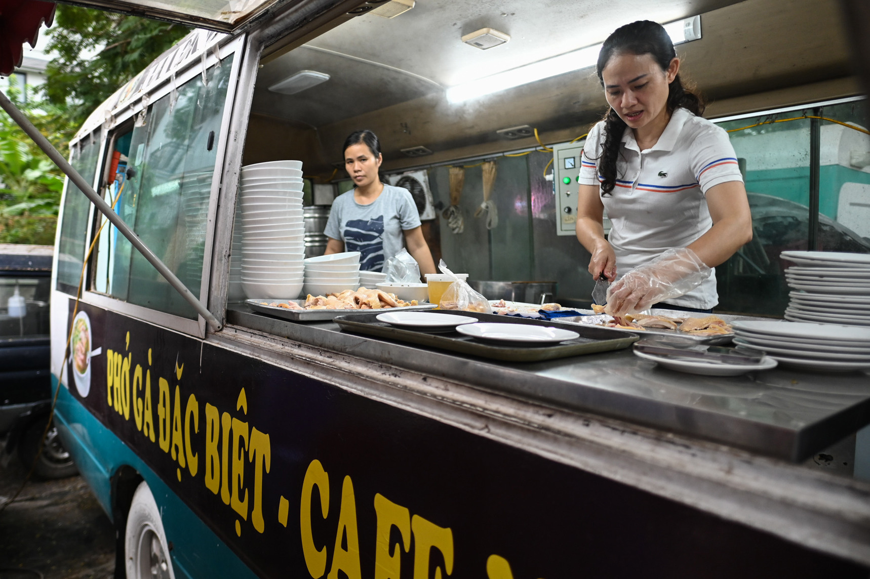 Tiệm phở gà xe khách 100 triệu đồng 'độc nhất vô nhị' ở Hà Nội