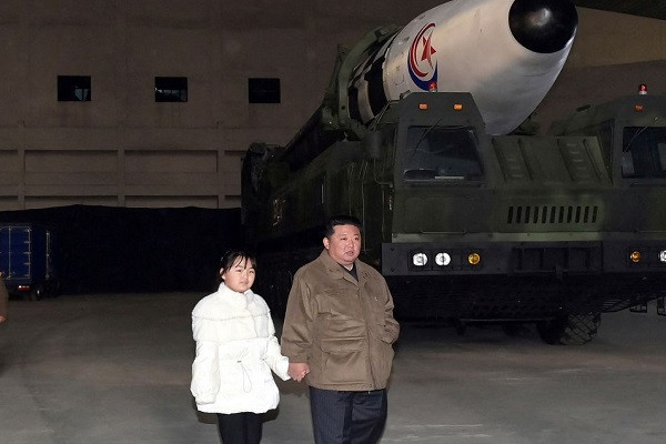 Lãnh đạo Triều Tiên Kim Jong Un dẫn con gái đi thị sát bãi phóng tên lửa