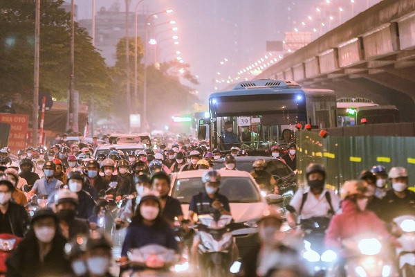 Đề xuất xén dải phân cách giữa đường Nguyễn Xiển, cấm xe khách để giảm ùn tắc