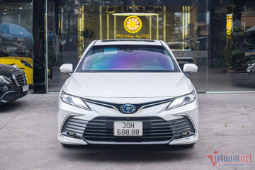 Toyota Camry biển tứ quý 8 'hét' giá gần 3 tỷ tại Hà Nội