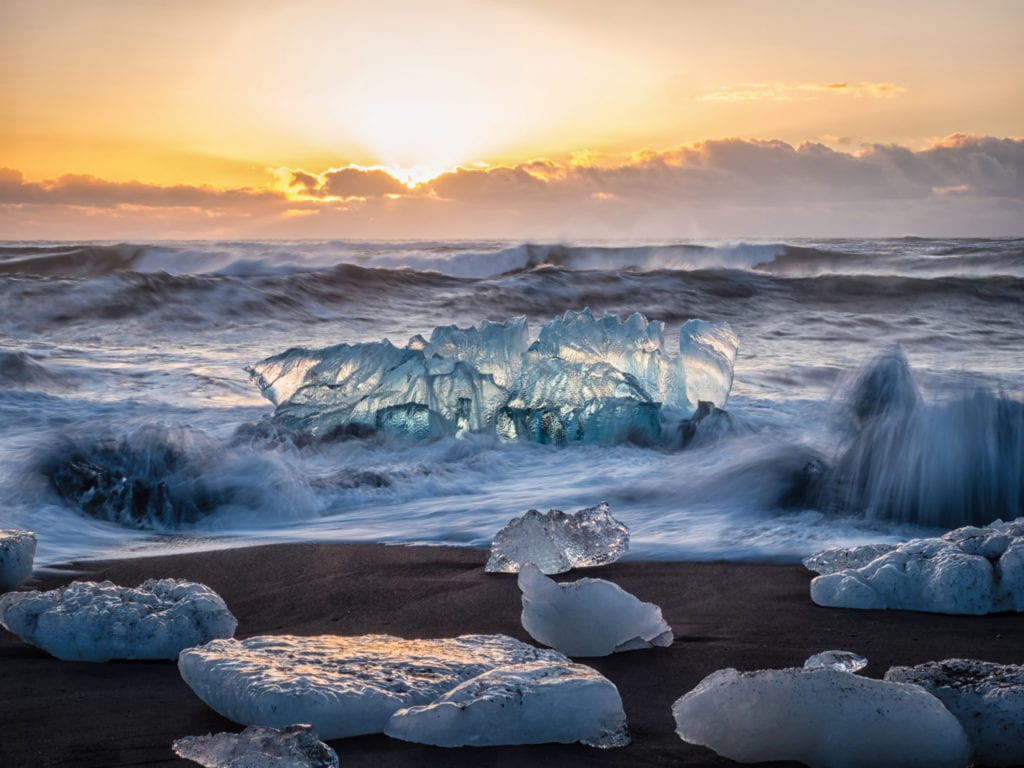 Khám phá bãi biển 'kim cương' như hiện ra từ phim viễn tưởng ở Iceland
