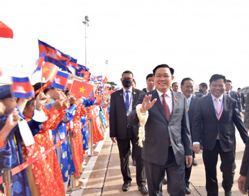 Chủ tịch Quốc hội đến Phnom Penh, bắt đầu thăm chính thức Vương quốc Campuchia