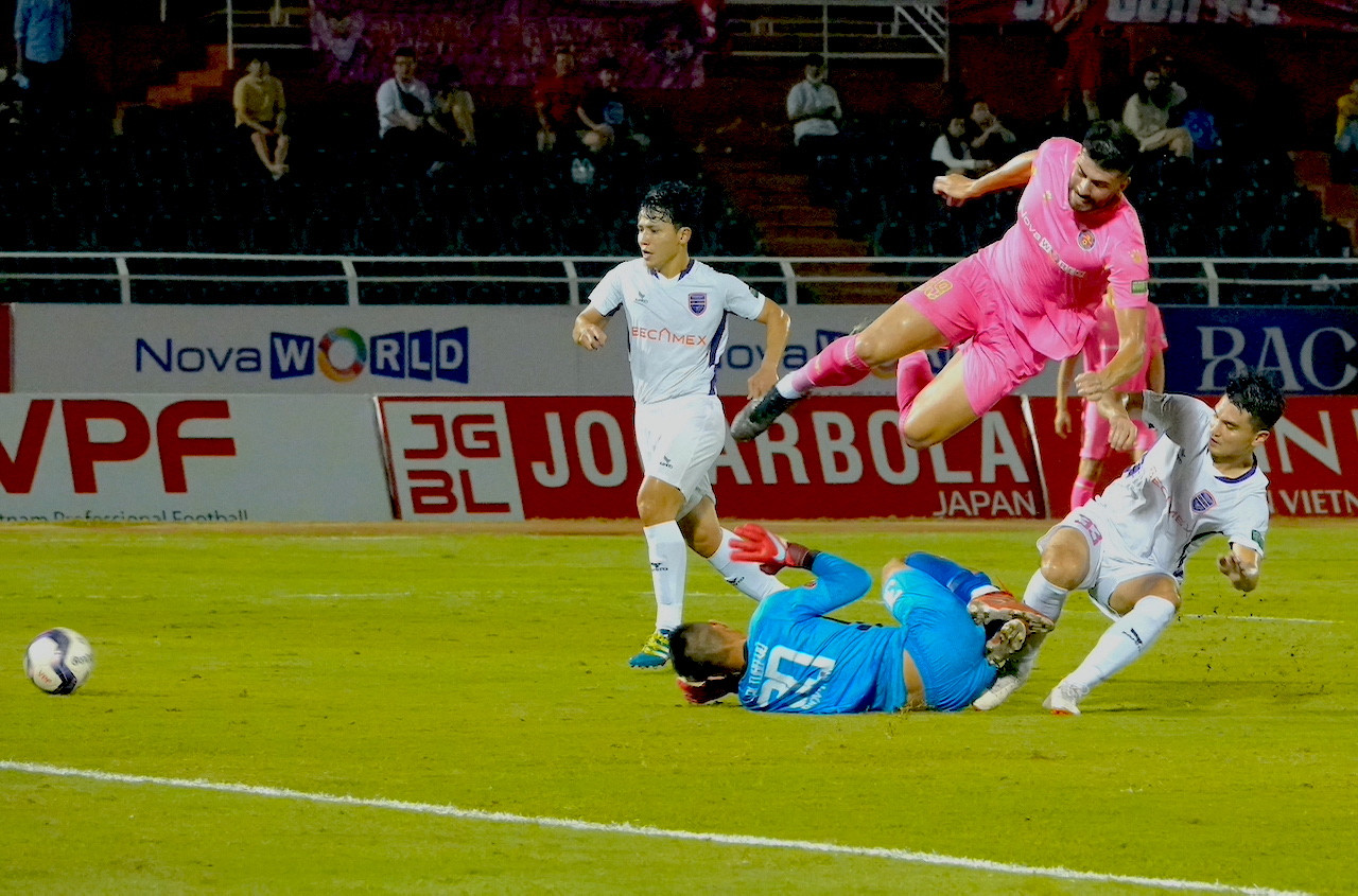 Phải đánh bại Bình Dương, trong khi chờ Hà Tĩnh sẩy chân trước Thanh Hoá, Sài Gòn FC (áo hồng) nhập cuộc đầy quyết tâm.