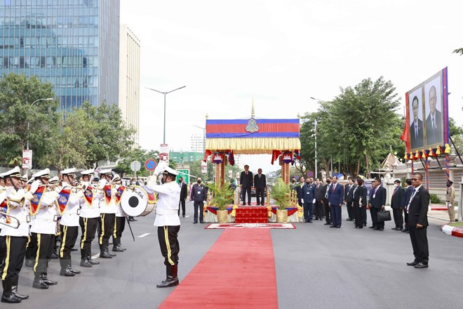 Lễ đón Chủ tịch Quốc hội Vương Đình Huệ thăm Vương quốc Campuchia