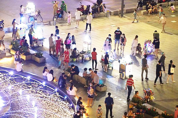 Bát nháo khu chợ hàng rong tự phát giữa lòng phố đi bộ Nguyễn Huệ