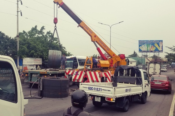 2 cuộn sắt nặng chục tấn văng khỏi container, giao thông ùn tắc