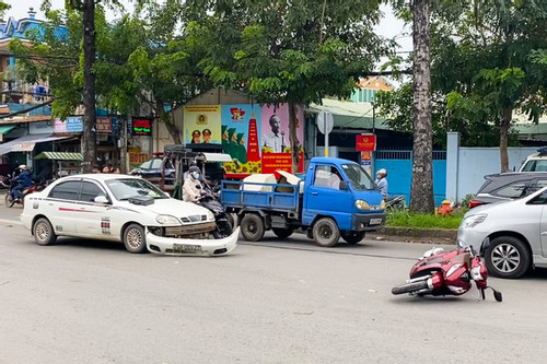 Thiếu niên 17 tuổi tông xe làm 1 phụ nữ bất tỉnh, 2 em nhỏ nhập viện