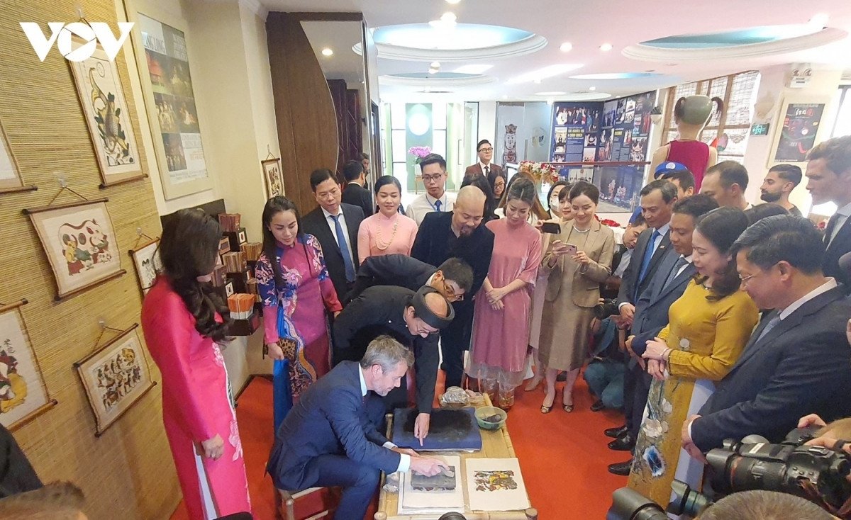 danish crown prince eager to discover hanoi culture picture 7