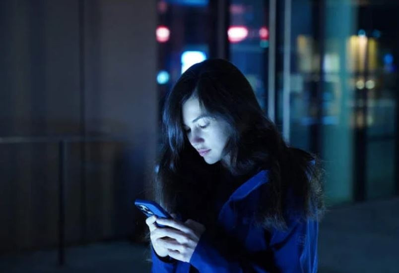 Dịch vụ lạ thuê cô gái xinh đẹp thả thính, xem chồng trăng hoa hay không - 1