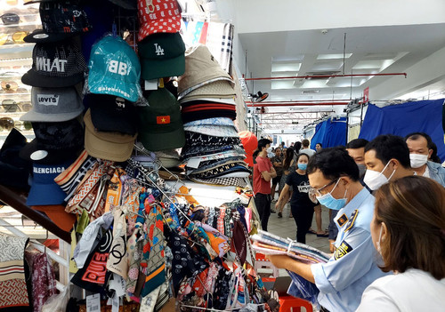 Thu giữ hàng nghìn đồ hiệu giả ở 'thiên đường mua sắm' Saigon Square