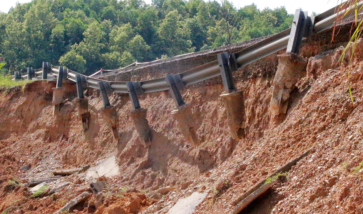 Hơn 100m đường mòn Hồ Chí Minh sạt lở nghiêm trọng