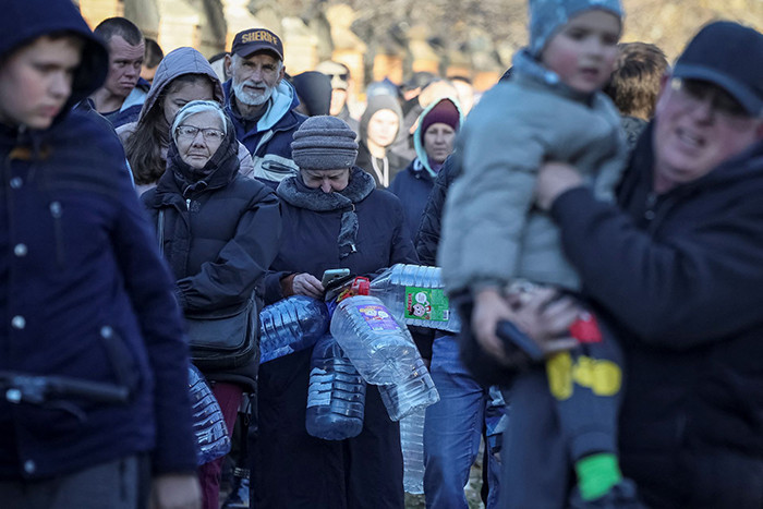 Người dân Kiev xếp hàng dài mua nước sạch sau khi hứng chịu ‘mưa đạn’ từ Nga
