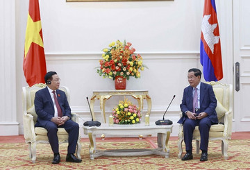 Chủ tịch Quốc hội Vương Đình Huệ hội kiến Thủ tướng Campuchia Hun Sen