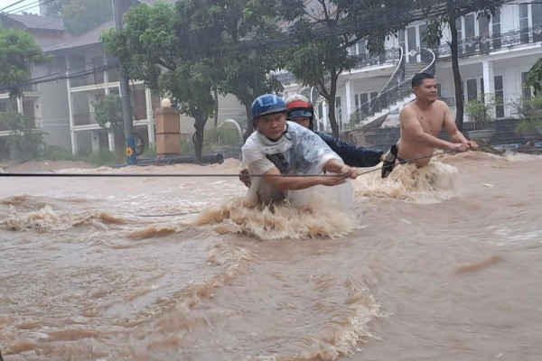 TP Quy Nhơn nước dâng cao cả mét, lũ cuốn trôi người và xe