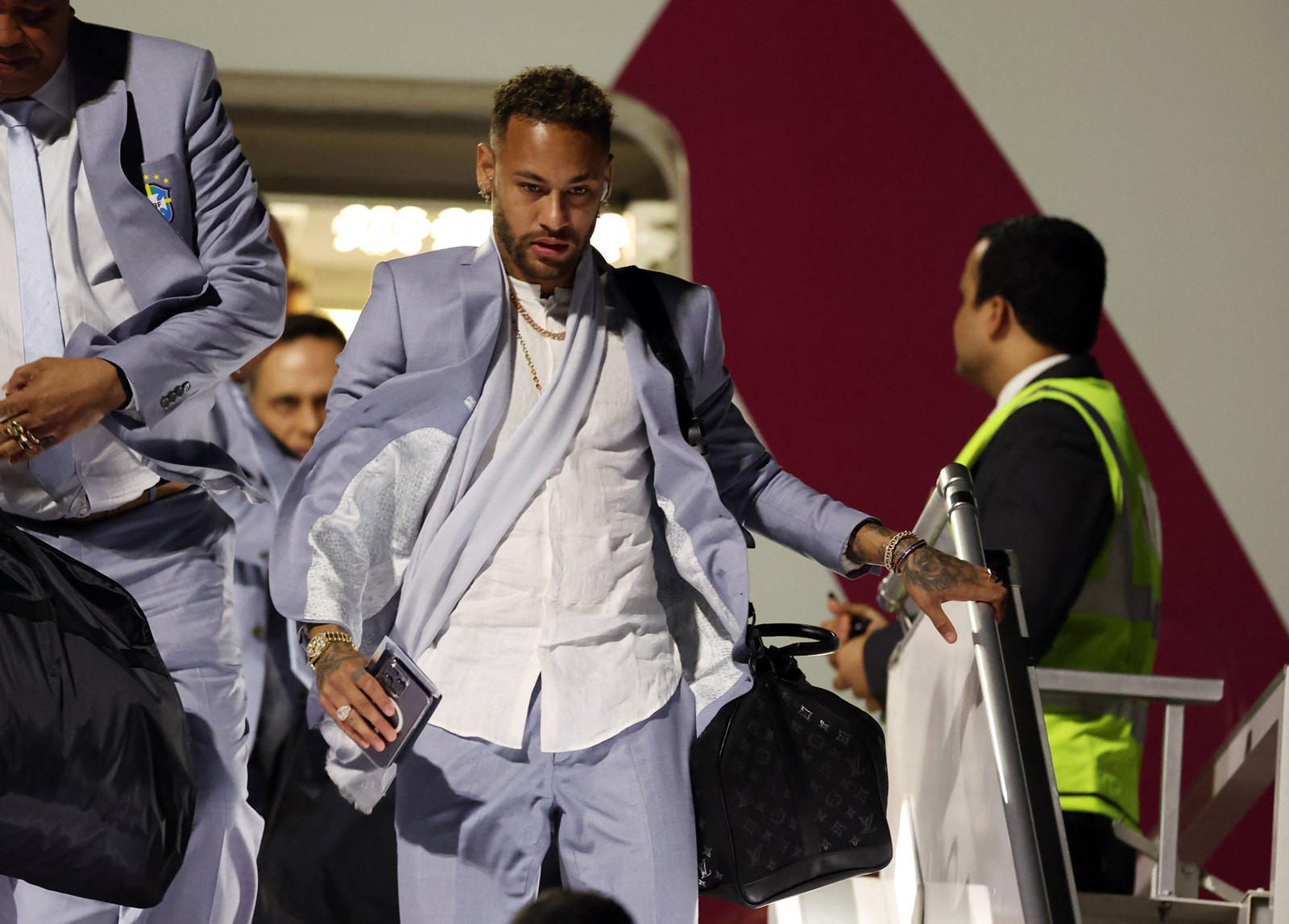 Neymar và đồng đội bảnh bao đổ bộ Doha, sẵn sàng chiến World Cup
