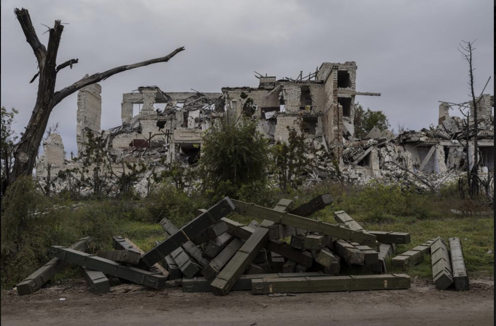 Phương Tây thuyết phục Kiev đàm phán với Moscow, còi báo động hú khắp Ukraine