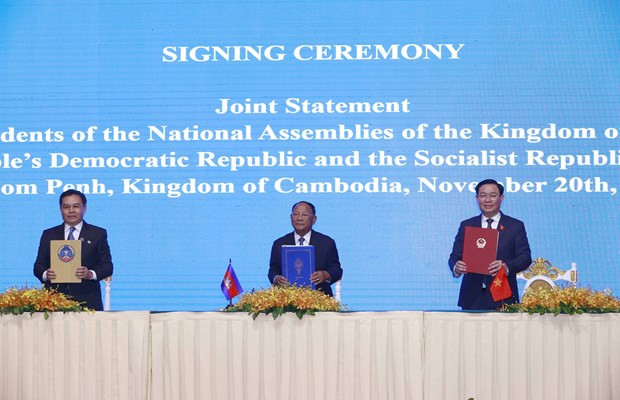 National Assemblies of Vietnam, Laos, Cambodia sign joint statement on summit mechanism hinh anh 1