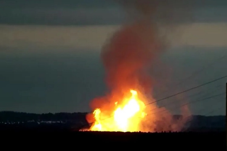 Video nổ đường ống khí đốt ở Nga, lửa bốc lên 'đỏ trời'